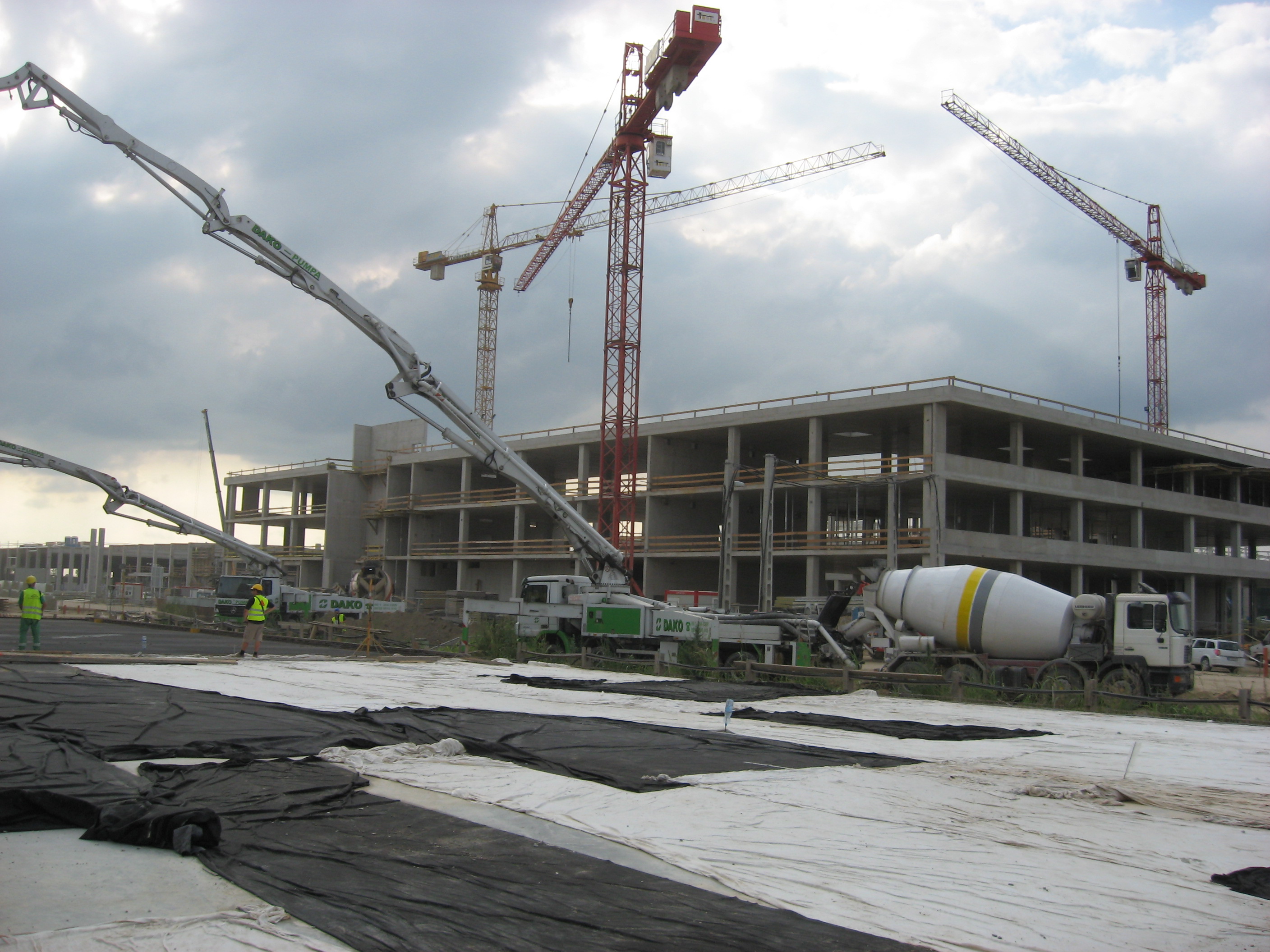 2009 őszétől 2010 év végéig 800 millió eurós beruházás keretében Mercedes autógyár épült Kecskeméten. Ezidő alatt TBG kecskeméti betonüzeméből 14.405 m3 beton került kiszállításra az építkezésre. A kivitelezés során szolgáltatott betonból nemcsak az épület szerkezeti elemei, hanem nagy mennyiségű ipari padló is készült.