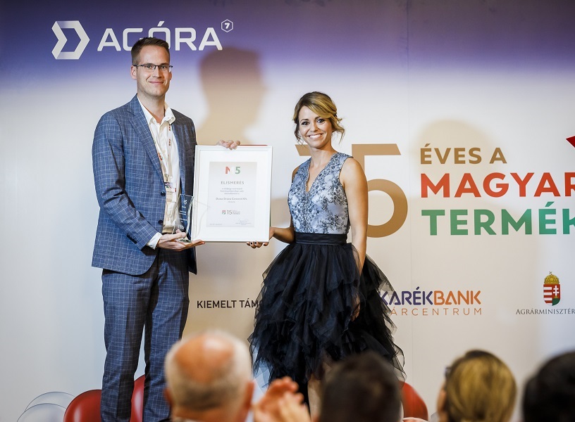 Benedek Eszter, a Magyar Termék Nonprofit Kft. ügyvezetője átadja a díjat Guth Zoltánnak, a DDC kommunikációs vezetőjének