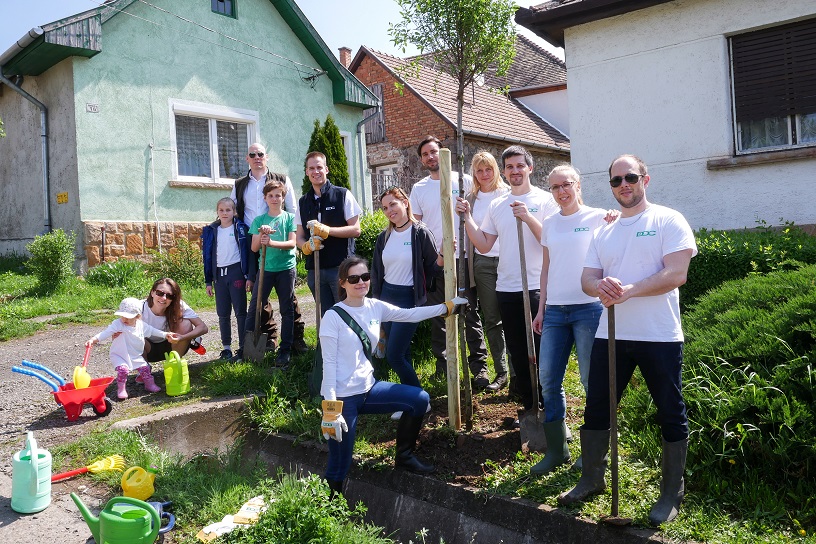 A szokolyai „Életfa program” célja a gyermekek környezettudatosságra nevelése, ezáltal a természeti értékek megismertetése és megőrzése, valamint a közös munka értékeinek megteremtése. A projekt megvalósulásához 1 millió forint támogatással járul hozzá a DDC.