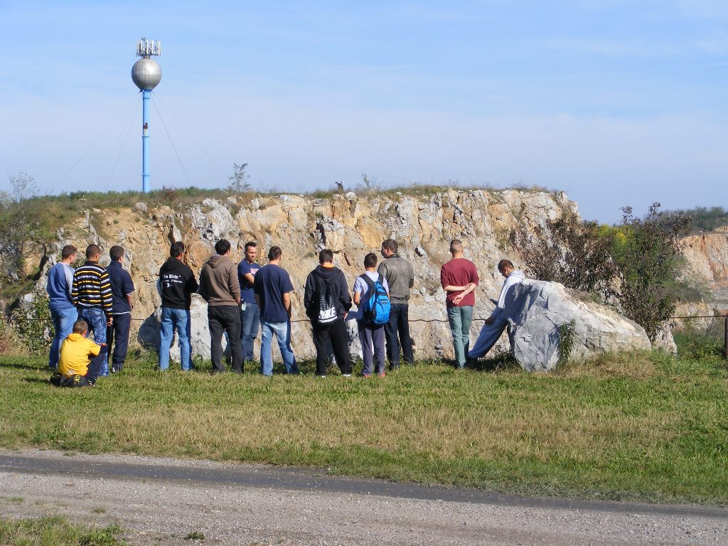 A mohácsi Radnóti Miklós Szakképző Iskola és Kollégium kőműves tanulói – elsősöktől a végzősökig – kértek és kaptak lehetőséget a helyszíni bejárásra. A leendő szakembereket leginkább az érdekelte, hogyan készül a cement, az az alapanyag, amely a DDC csúcstechnológiájának és szakembergárdájának köszönhetően folyamatos és állandó minőségű, vagyis stabilan tervezhető vele a munka.