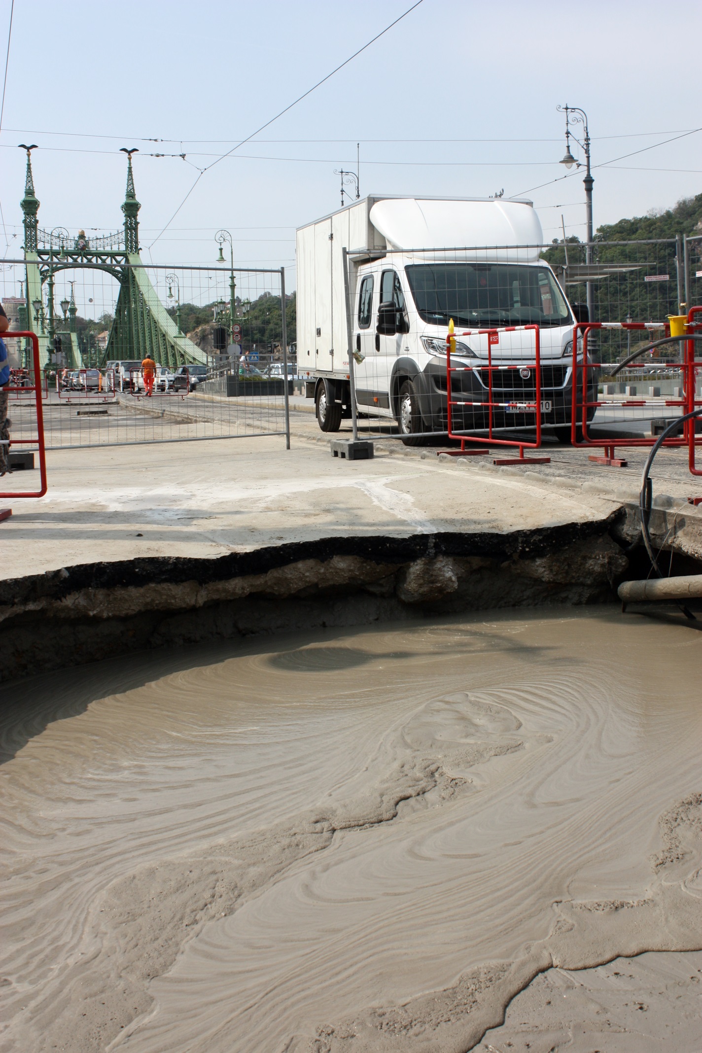 A 2015. augusztus második felében tapasztalt heves esőzések a fővárost sem kímélték. A vihar sok helyen komoly károkat okozott a város infrastruktúrájában. A 9. kerületi Fővám téren feltehetőleg az aszfalt útburkolat alatt húzódó csatorna túlterheltsége következtében repedés keletkezett és nagy mennyiségű víz próbált a felszínre törni. Az útburkolat nem bírta az alulról érkező nyomást, beszakadt, a víz pedig utat tört magának. Az eset után az érintett útszakaszt azonnali hatállyal lezárták és a …