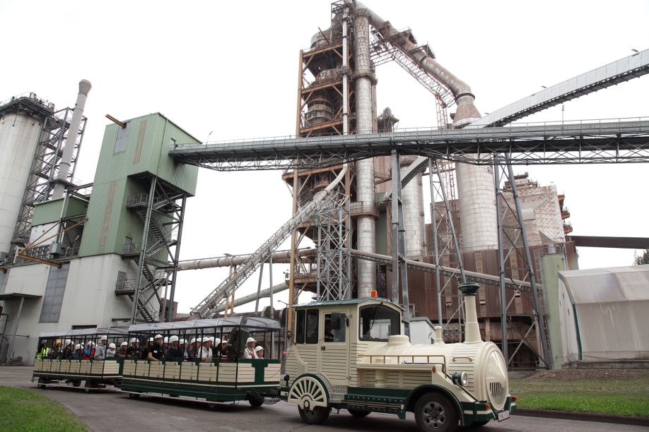 A Duna-Dráva Cement Kft. 2016. szeptember 20-án a Váci, szeptember 27-én pedig a Beremendi Cementgyárban tartott családi nyílt napot. Mindkét rendezvényt hatalmas érdeklődés övezte, összesen több mint 400 ember volt kíváncsi a DDC cementgyártási technológiájára, valamint a kőfejtő bányákra.