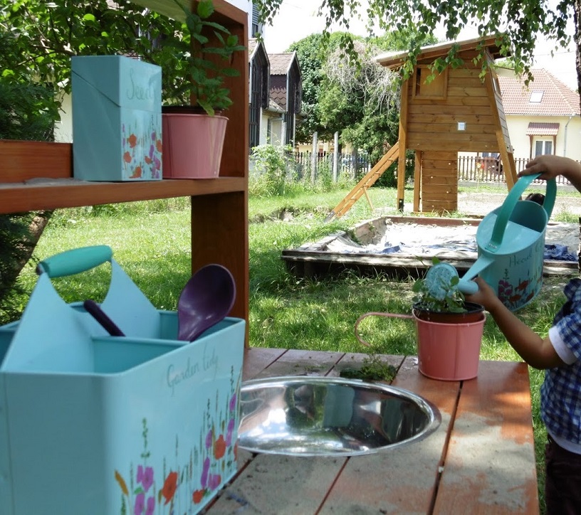 The purpose of the “KölyÖKOpark” (Eco Kids Park), established by Dráva Kincse (Treasures of the Drava River) Kindergarten, is to familiarise the little ones with herbs and birds, thereby teaching them to love nature and developing an eco-friendly attitude in them. The implementation of this project was supported by a HUF 1 million grant from DDC.