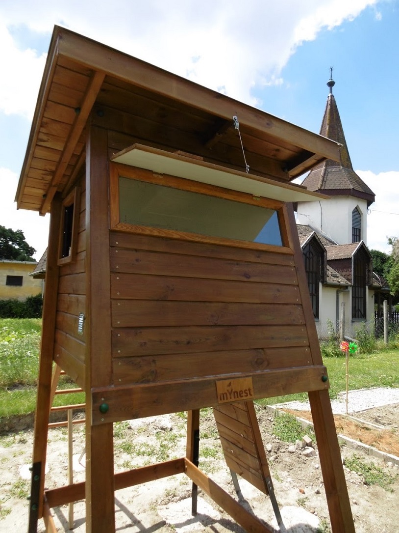 The purpose of the “KölyÖKOpark” (Eco Kids Park), established by Dráva Kincse (Treasures of the Drava River) Kindergarten, is to familiarise the little ones with herbs and birds, thereby teaching them to love nature and developing an eco-friendly attitude in them. The implementation of this project was supported by a HUF 1 million grant from DDC.