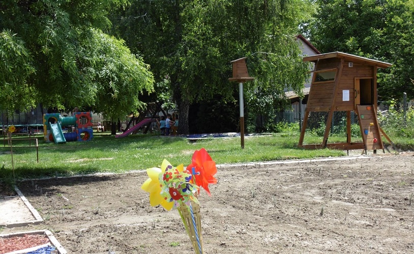 The purpose of the “KölyÖKOpark” (Eco Kids Park), established by Dráva Kincse (Treasures of the Drava River) Kindergarten, is to familiarise the little ones with herbs and birds, thereby teaching them to love nature and developing an eco-friendly attitude in them. The implementation of this project was supported by a HUF 1 million grant from DDC.
