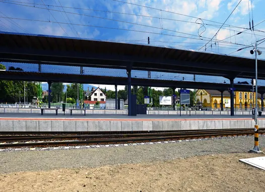2013 júniusától egészen az idei év júliusáig vett részt a DDC a váci vasútállomás átépítési, korszerűsítési munkálataiban, illetve a hozzá tartozó infrastrukturális elemek kiépítésében. A nagyszabású projekthez 15.760 m3 betont biztosított vállalatunk, amelyet olyan különleges kivitelezési megoldások során használtak fel, mint például a pumpacső beépítése a sínek alá vagy az éjszakai betonozások. A szerkezeti betonok kiváló minősége alapkövetelmény volt az építkezés során, ezért minden munkafázisban …