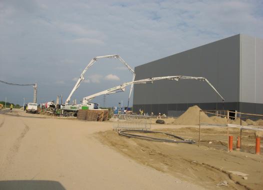 2009 őszétől 2010 év végéig 800 millió eurós beruházás keretében Mercedes autógyár épült Kecskeméten. Ezidő alatt TBG kecskeméti betonüzeméből 14.405 m3 beton került kiszállításra az építkezésre. A kivitelezés során szolgáltatott betonból nemcsak az épület szerkezeti elemei, hanem nagy mennyiségű ipari padló is készült.